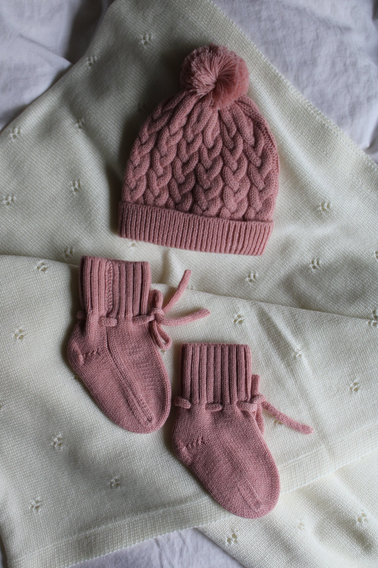 Neu: Baby-Beanie aus Merinowolle - rosé